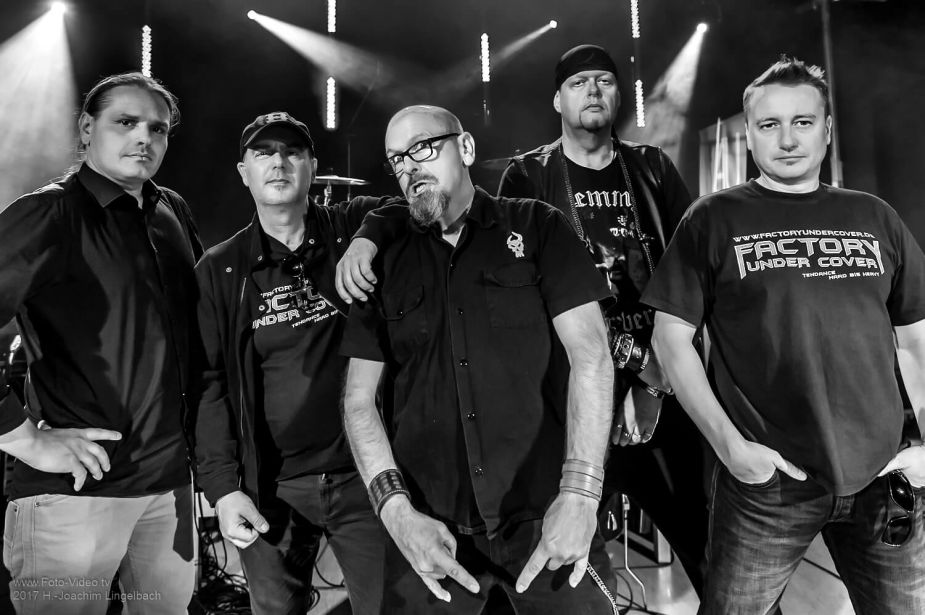 FACTORY UNDER COVER in der Sonne zu Schkeuditz